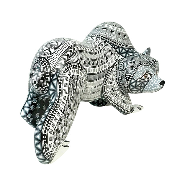 Anel Shunashi: Snow Bear Woodcarving