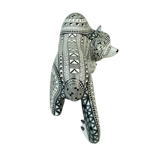 Anel Shunashi: Snow Bear Woodcarving