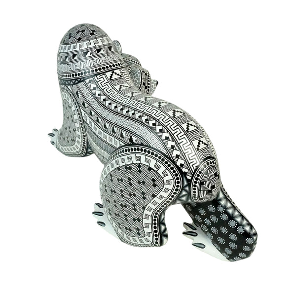 Anel Shunashi: Snow Bear Woodcarving