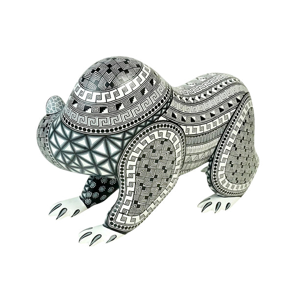 Anel Shunashi: Snow Bear Woodcarving