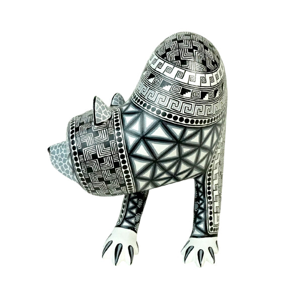 Anel Shunashi: Snow Bear Woodcarving