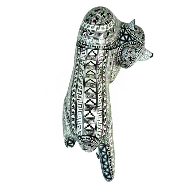 Anel Shunashi: Snow Bear Woodcarving