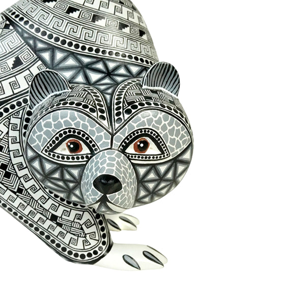 Anel Shunashi: Snow Bear Woodcarving