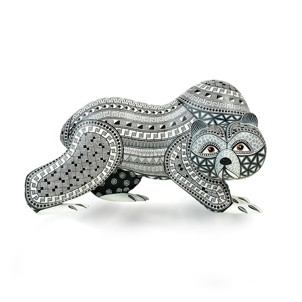 Anel Shunashi: Snow Bear Woodcarving