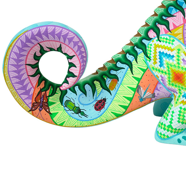 Fatima Fuentes: Spectacular Chameleon Woodcarving