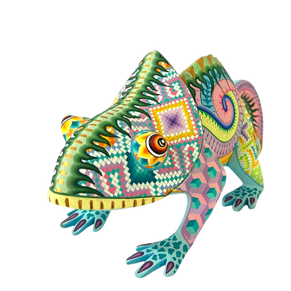Fatima Fuentes: Spectacular Chameleon Woodcarving