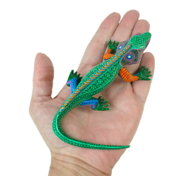 Jorge Vazquez: Fabulous Miniature Iguana Woodcarving