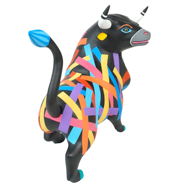Luis Pablo:Magnificent Streamers Bull Sculpture