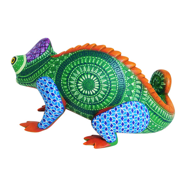 Saul Aragon: Chameleon Woodcarving