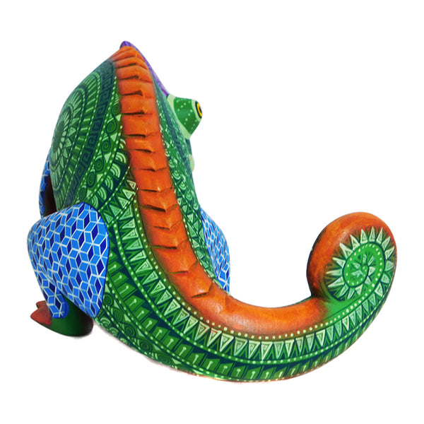 Saul Aragon: Chameleon Woodcarving