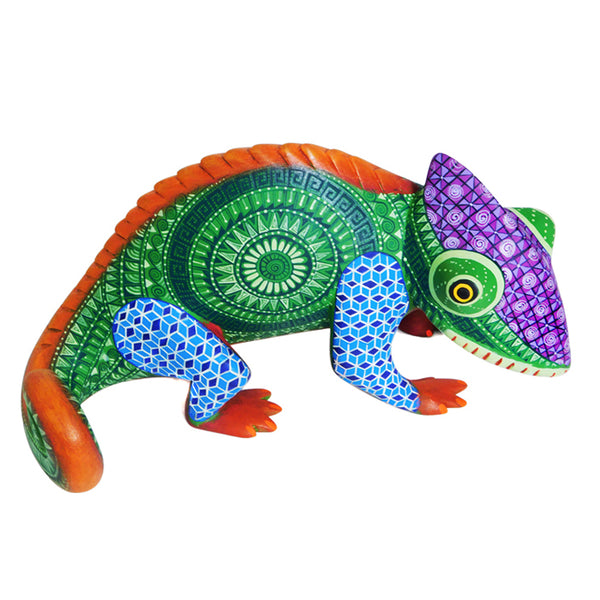 Saul Aragon: Chameleon Woodcarving