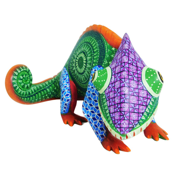 Saul Aragon: Chameleon Woodcarving