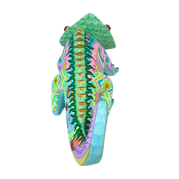 Fatima Fuentes: Spectacular Chameleon Woodcarving