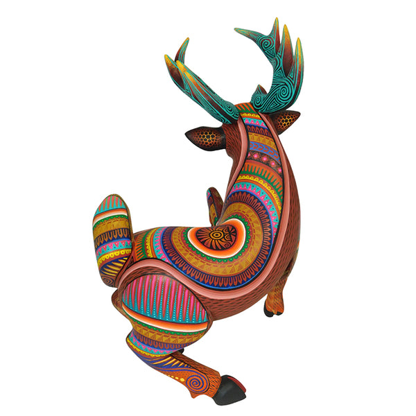 Julia Fuentes: Spectacular Deer Woodcarving