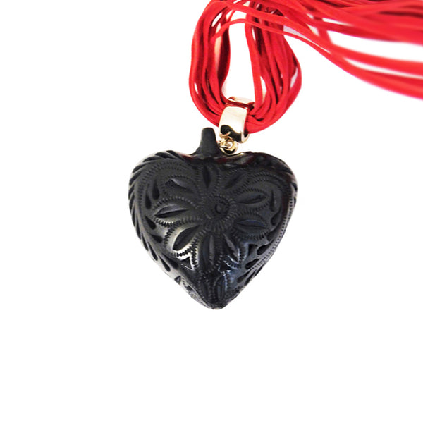 Barron Negro: Flower Heart Pendant