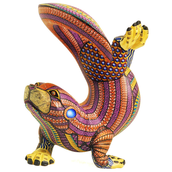 Javier Jïmenez: Playful Otter Woodcarving
