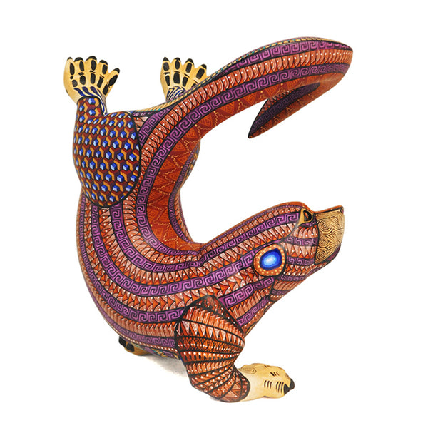 Javier Jïmenez: Playful Otter Woodcarving
