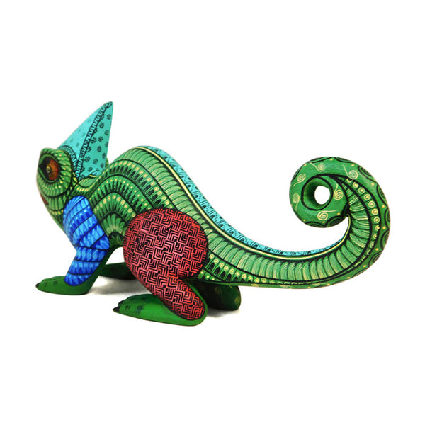 Neri & Soledad Cruz: Chameleon Woodcarving